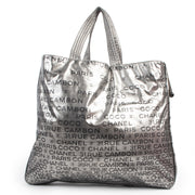 Chanel Silver Metallic 31 Rue Cambon Tote Bag. Authentieke tweedehands Chanel handtassen bij LabelLOV Antwerpen. Authentique seconde-main luxury en ligne webshop LabelLOV. Authentic preloved Chanel handbags at LabelLOV Antwerp.