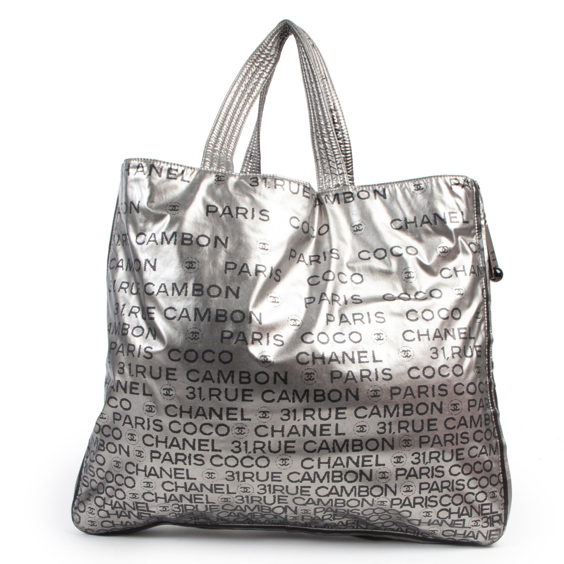 Chanel Silver Metallic 31 Rue Cambon Tote Bag. Authentieke tweedehands Chanel handtassen bij LabelLOV Antwerpen. Authentique seconde-main luxury en ligne webshop LabelLOV. Authentic preloved Chanel handbags at LabelLOV Antwerp.