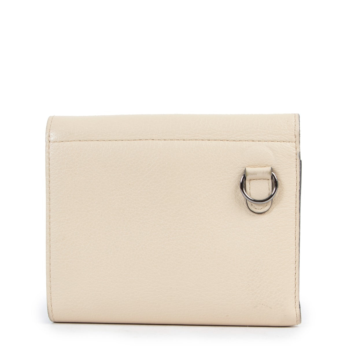 Get this Delvaux White Wallet at Labellov online or in store for a reasonable price. Buy online or in store your secondhand items. Buy and resell and give your bags a secondlife.
