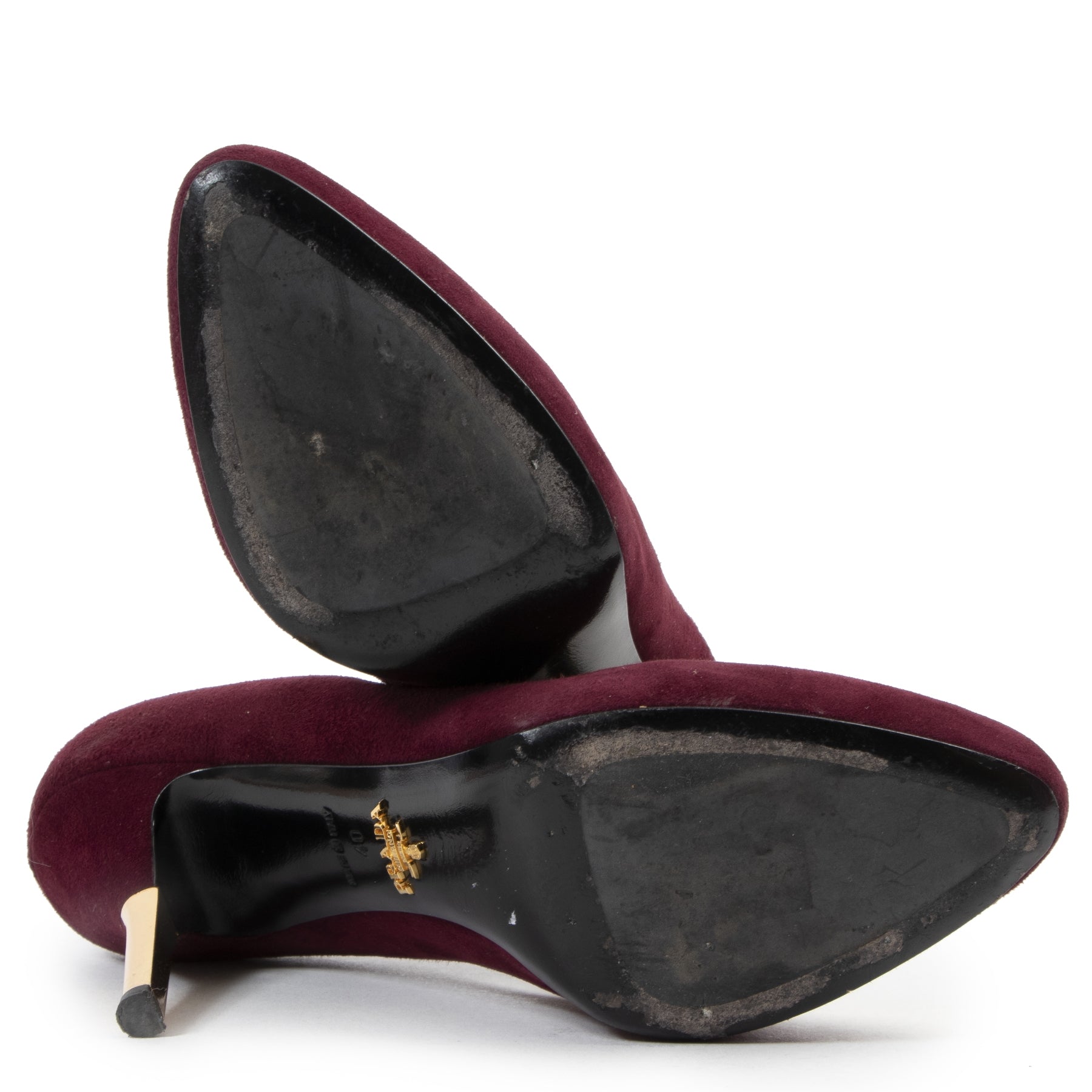 Prada Bordeaux Suede Gold Heels Pumps kopen en verkopen aan de beste prijs bij Labellov
