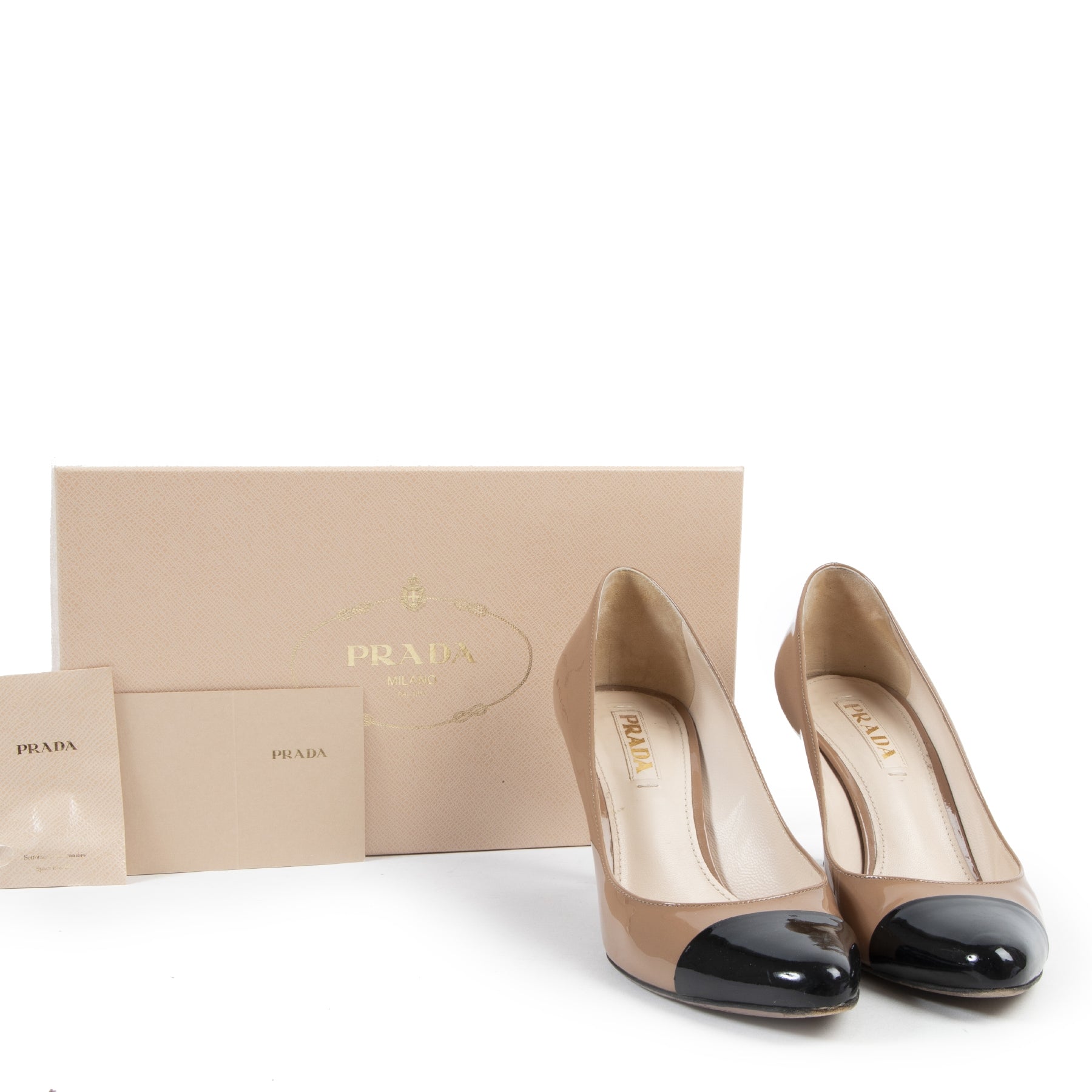 Buy authentic second hand Prada pumps with right price at LabelLOV.