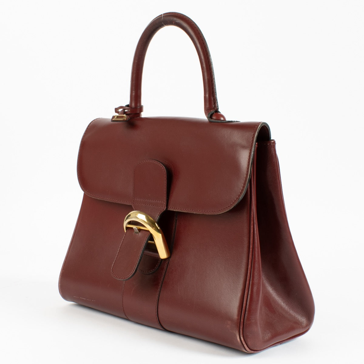 Shop safe online at Labellov in Antwerp, Brussels and Knokke this 100% authentic second hand Delvaux Burgundy MM Brillant