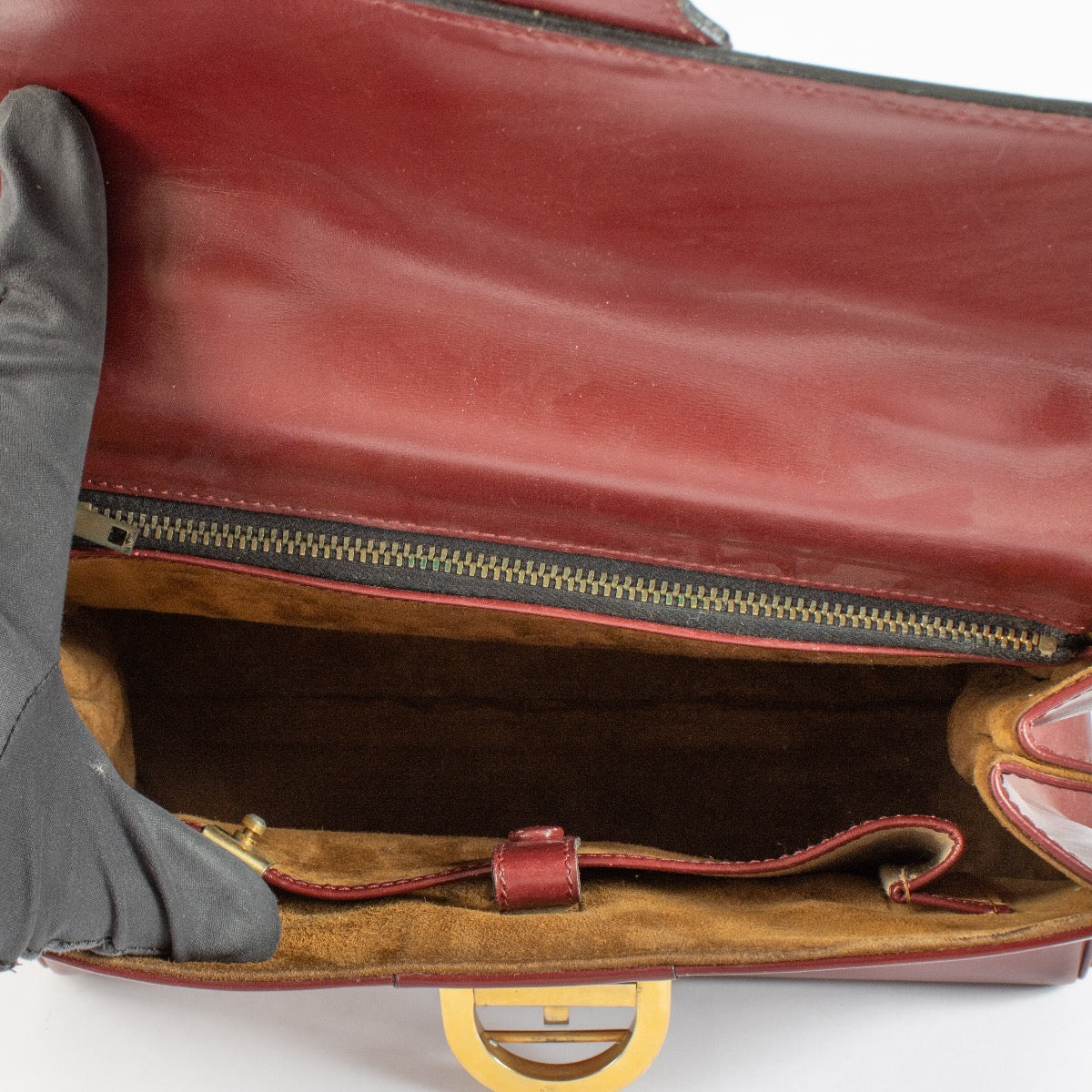 Shop safe online at Labellov in Antwerp, Brussels and Knokke this 100% authentic second hand Delvaux Burgundy MM Brillant