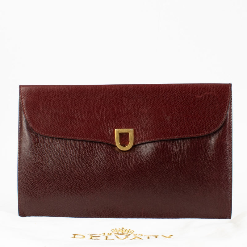 Shop safe online at Labellov in Antwerp, Brussels and Knokke this 100% authentic second hand Delvaux Burgundy Vintage Clutch