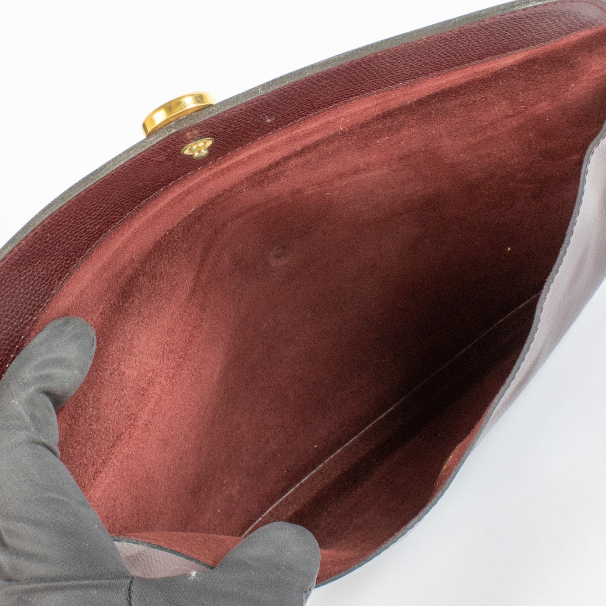 Shop safe online at Labellov in Antwerp, Brussels and Knokke this 100% authentic second hand Delvaux Burgundy Vintage Clutch
