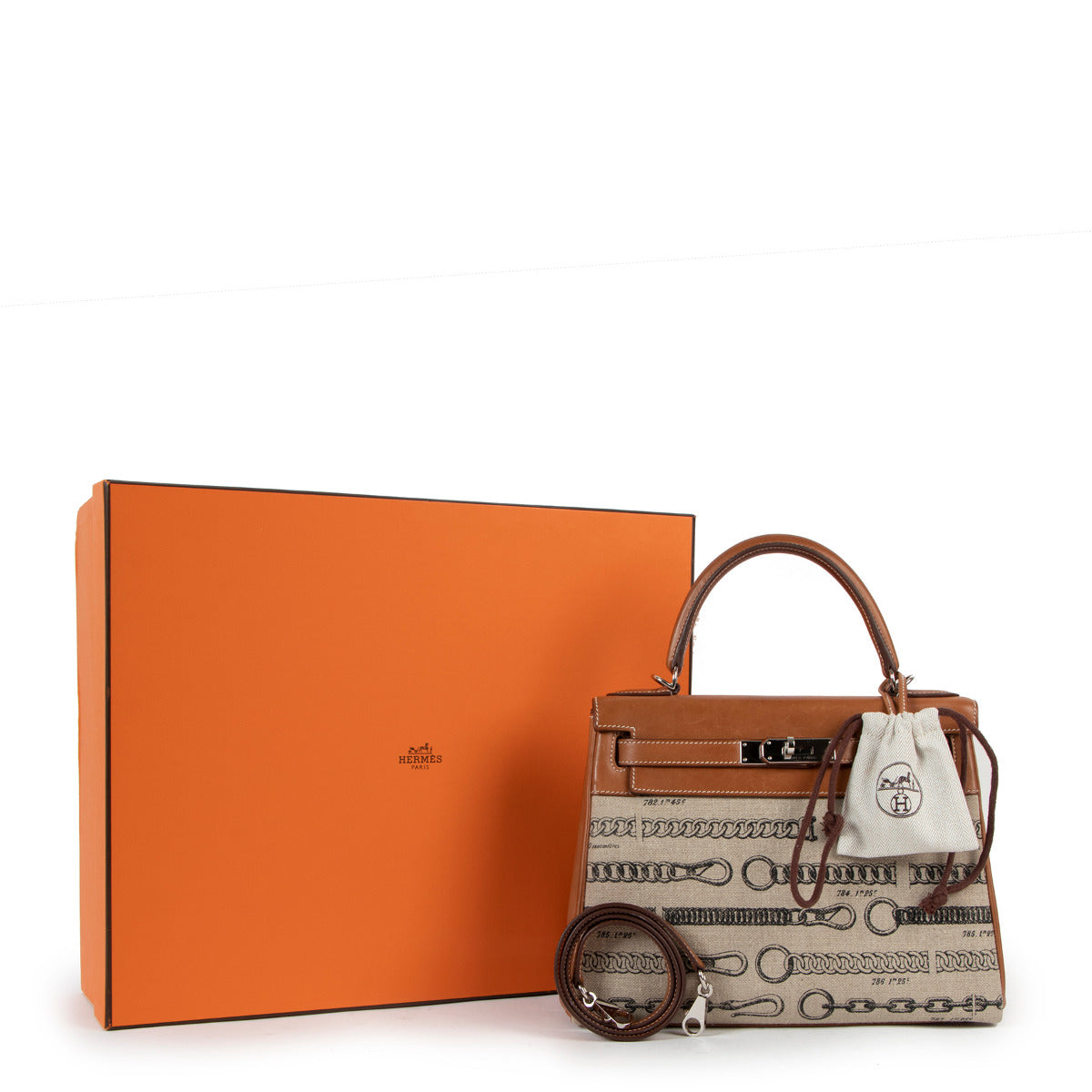 Hermès Kelly 28 Toile de Camp Dechainee Fauve Barenia for the best price at Labellov secondhand luxury in Antwerp Belgium. We buy and sell your authentic designer bags online for the best price.