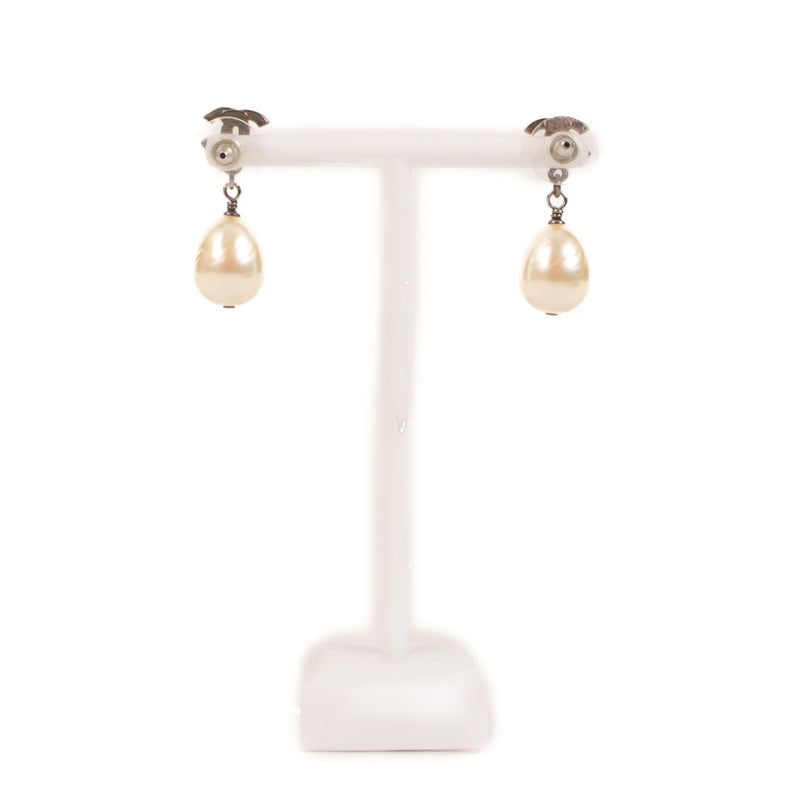 Shop 100% authentic second-hand Chanel Black CC Pearl Earrings on Labellov.com