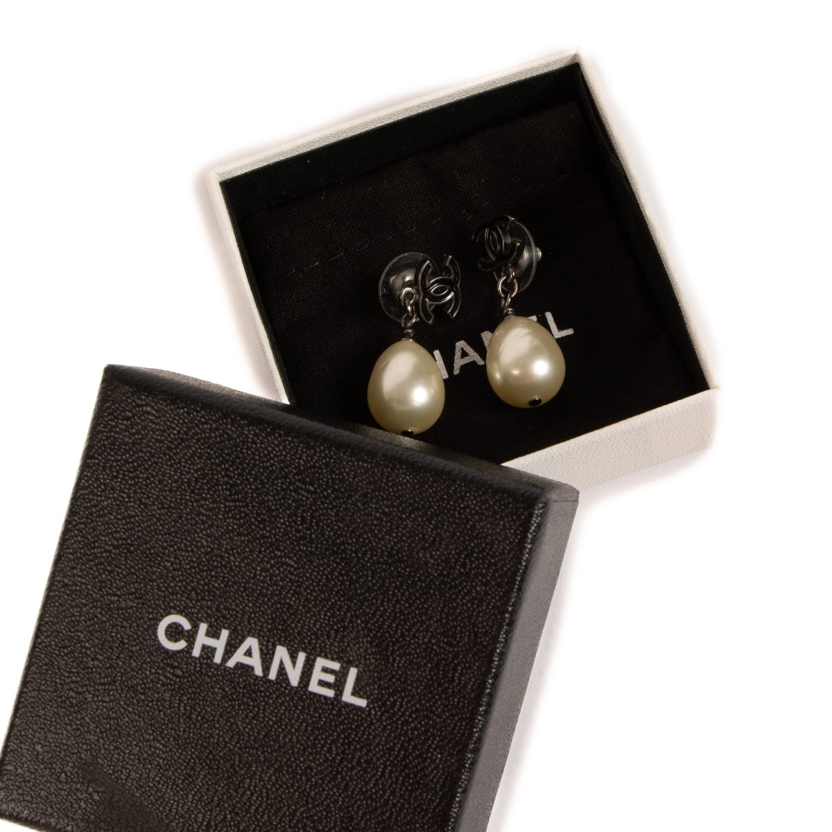 Shop 100% authentic second-hand Chanel Black CC Pearl Earrings on Labellov.com