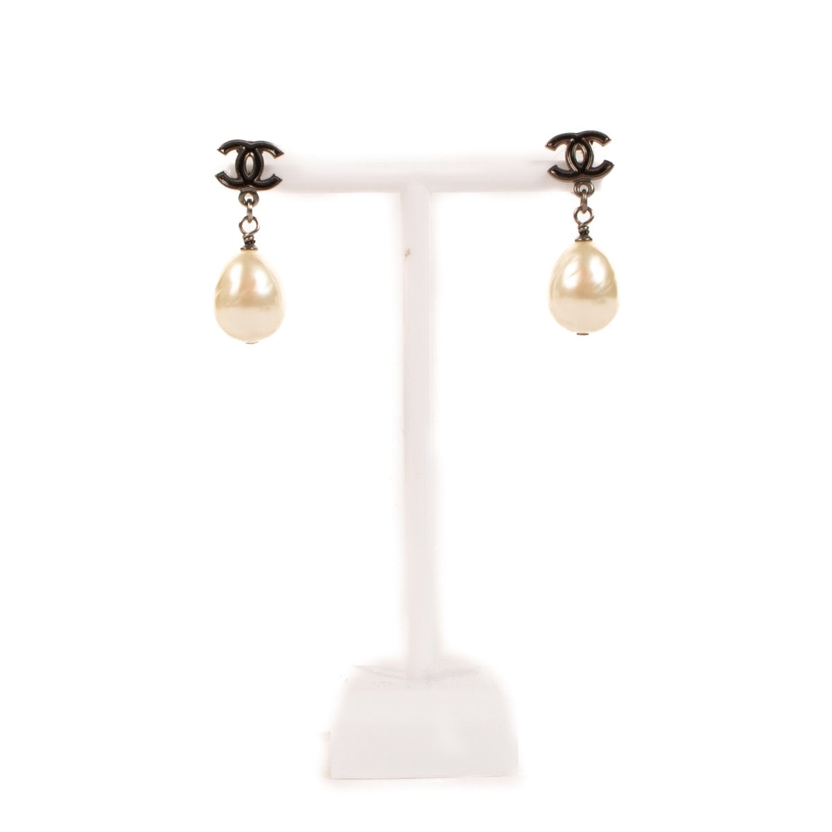 Shop 100% authentic second-hand Chanel Black CC Pearl Earrings on Labellov.com