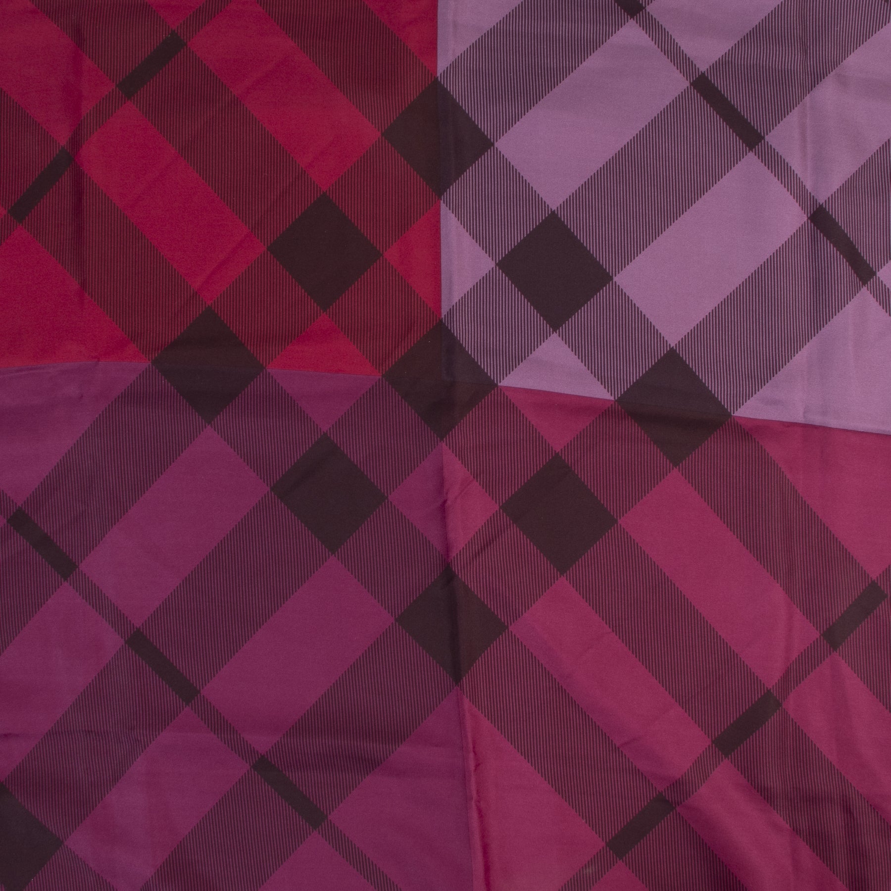 Online tweedehands sjaals van Burberry designer vintage purple check pattern. Betaal veilig en online bij LabelLOV Antwerpen.