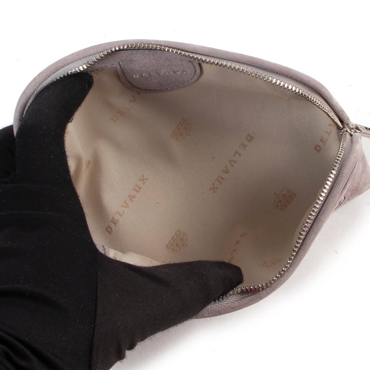 Buy authentic secondhand Delvaux bags at Labellov vintage fashion webshop for the lowest price. Koop authentieke tweedehands Delvaux tassen bij Labellov vintage mode webshop aan de laagste prijs.