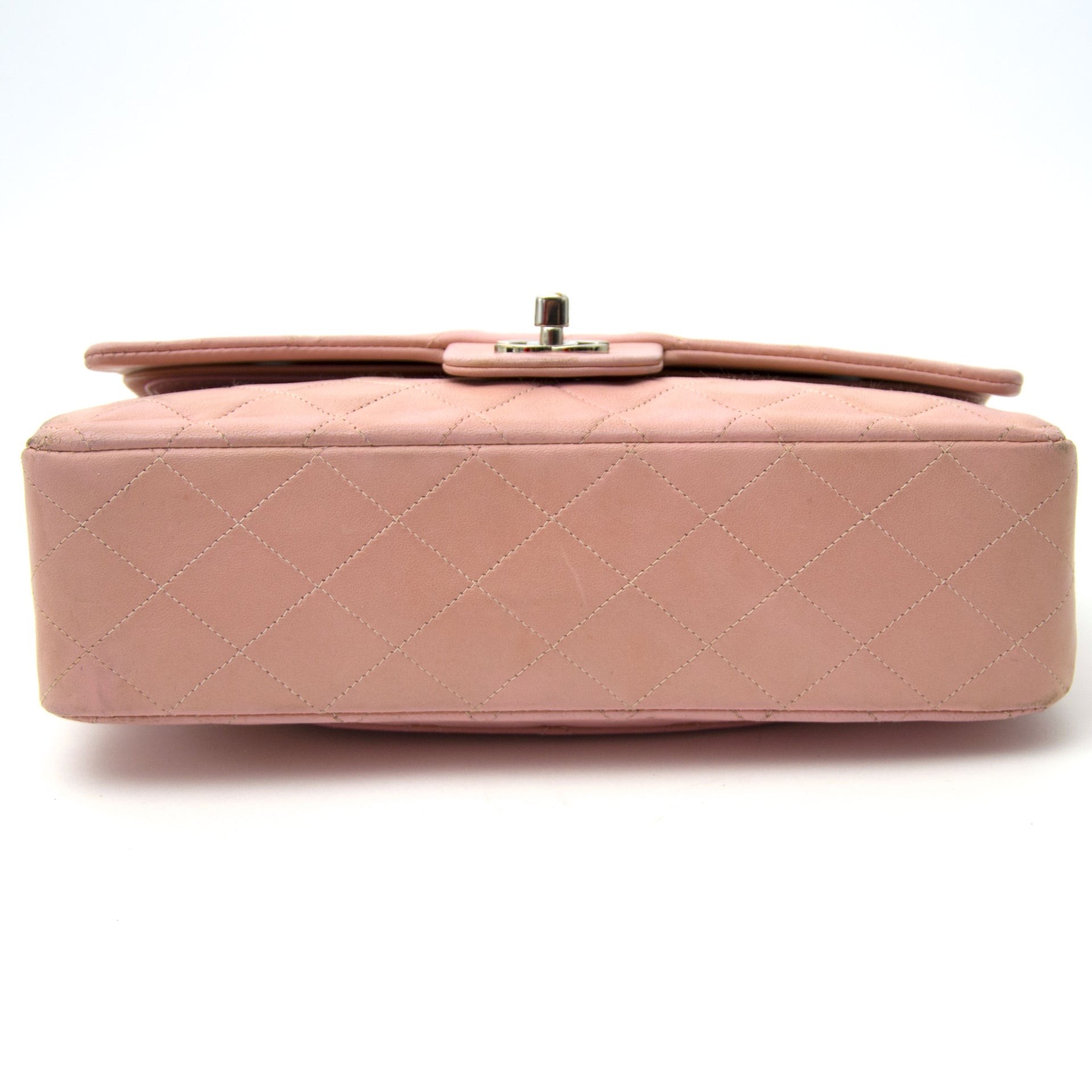 Buy authentic secondhand Chanel flap bag at the right price at Labellov. Safe and secure shopping.