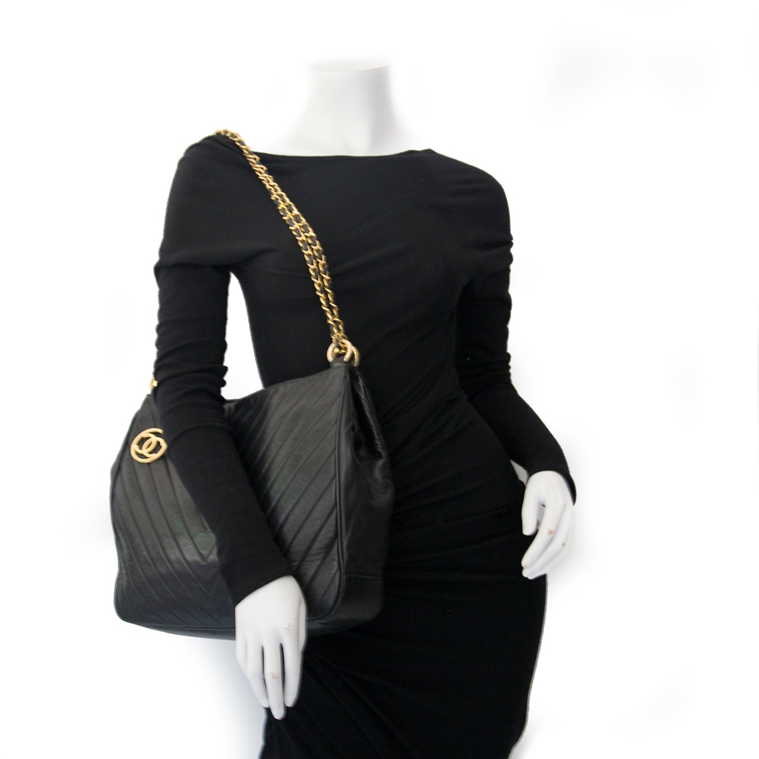 skip the waitinglist shop your Chanel Vintage Black Cheveron Shoulderbag safe online