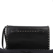 koop online tegen de best prijs Valentino Garavani All Black Rockstud Clutch