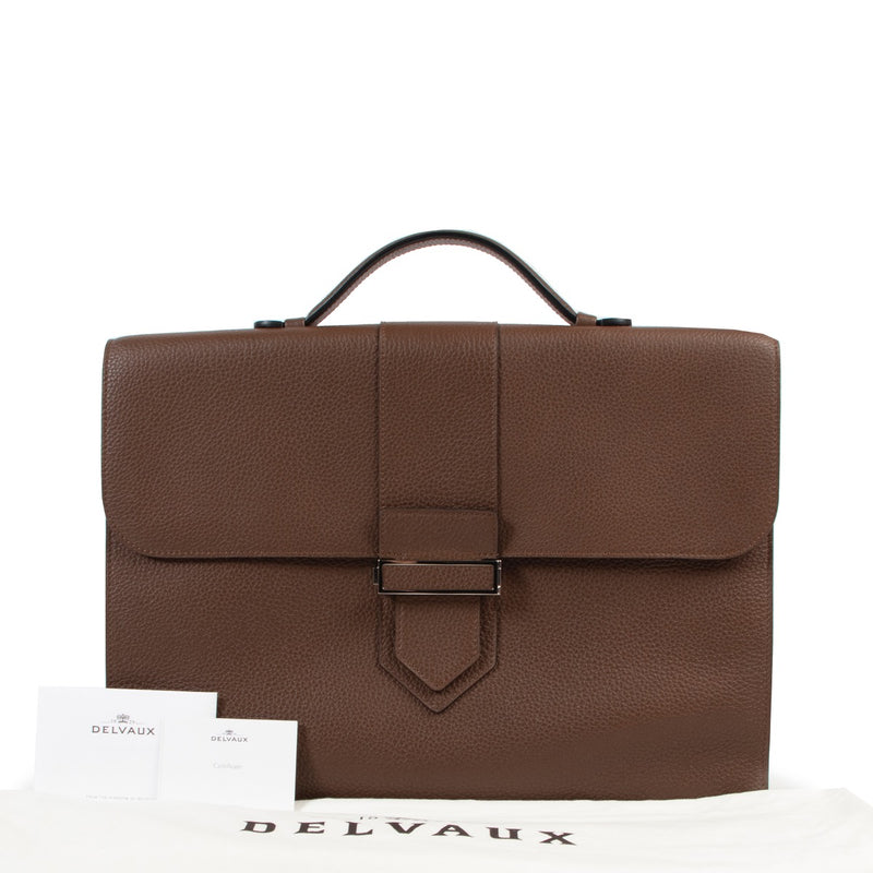 Veilig online kopen van een authentieke bruine Delvaux Cartable Presse aktetas aan de juiste prijs.