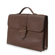 Achetez en ligne, en toute sécurité et au bon prix, une authentique mallette Cartable Presse Delvaux marron.