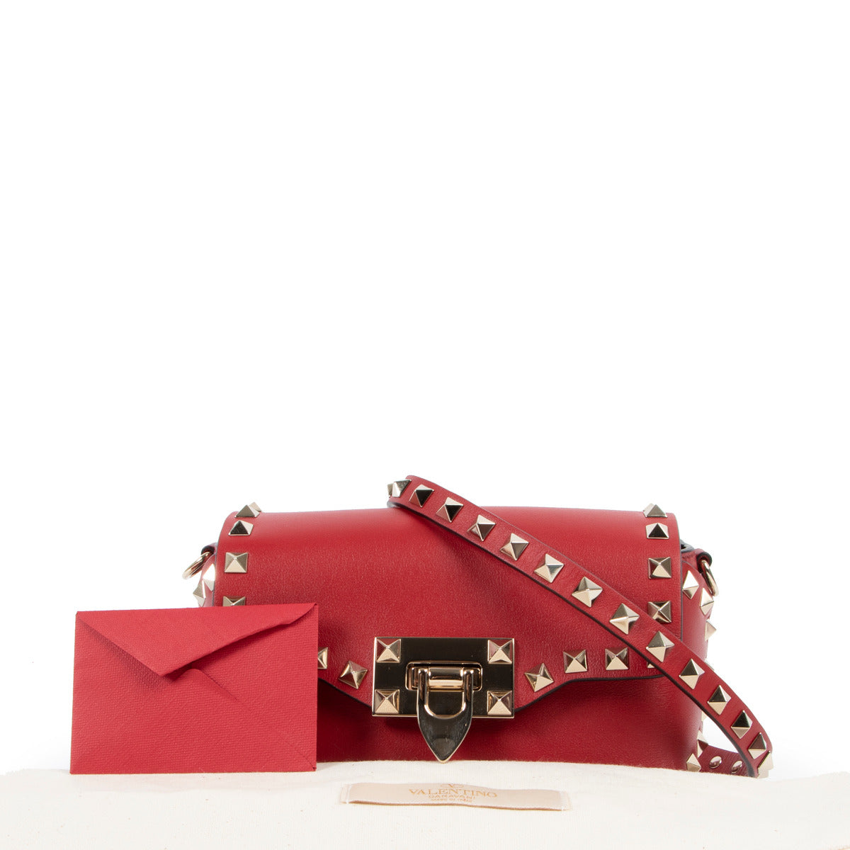 buy and sell your preloved and brand new Valentino Garavani Red Rockstud Crossbody Bag for the best price at Labellov. Koop en verkoop aan de beste prijs bij Labellov tweedehands.