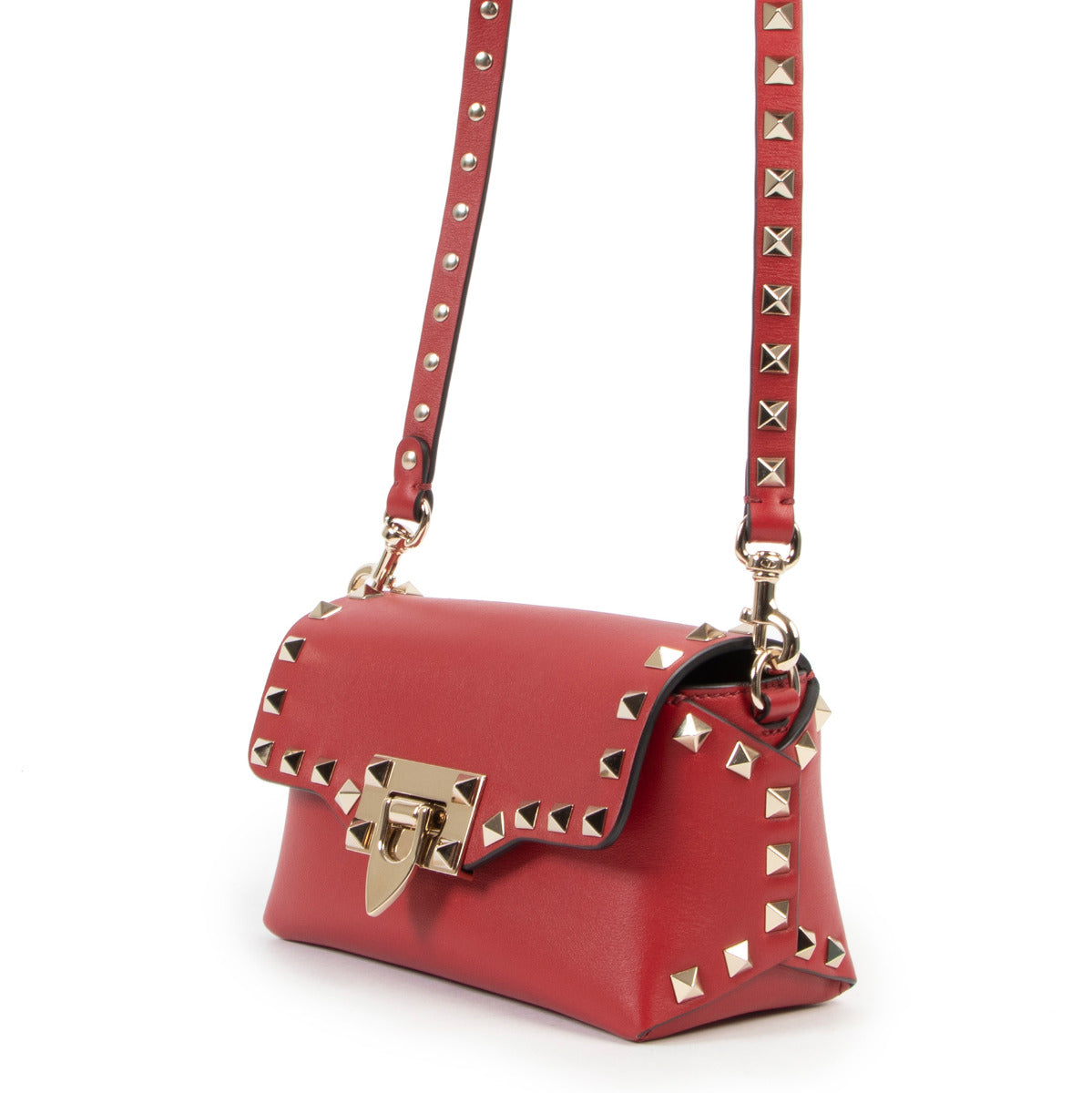 Valentino Garavani Red Rockstud Crossbody Bag te koop aan de beste prijs bij Labellov tweedehands luxe in Antwerpen en omstreken