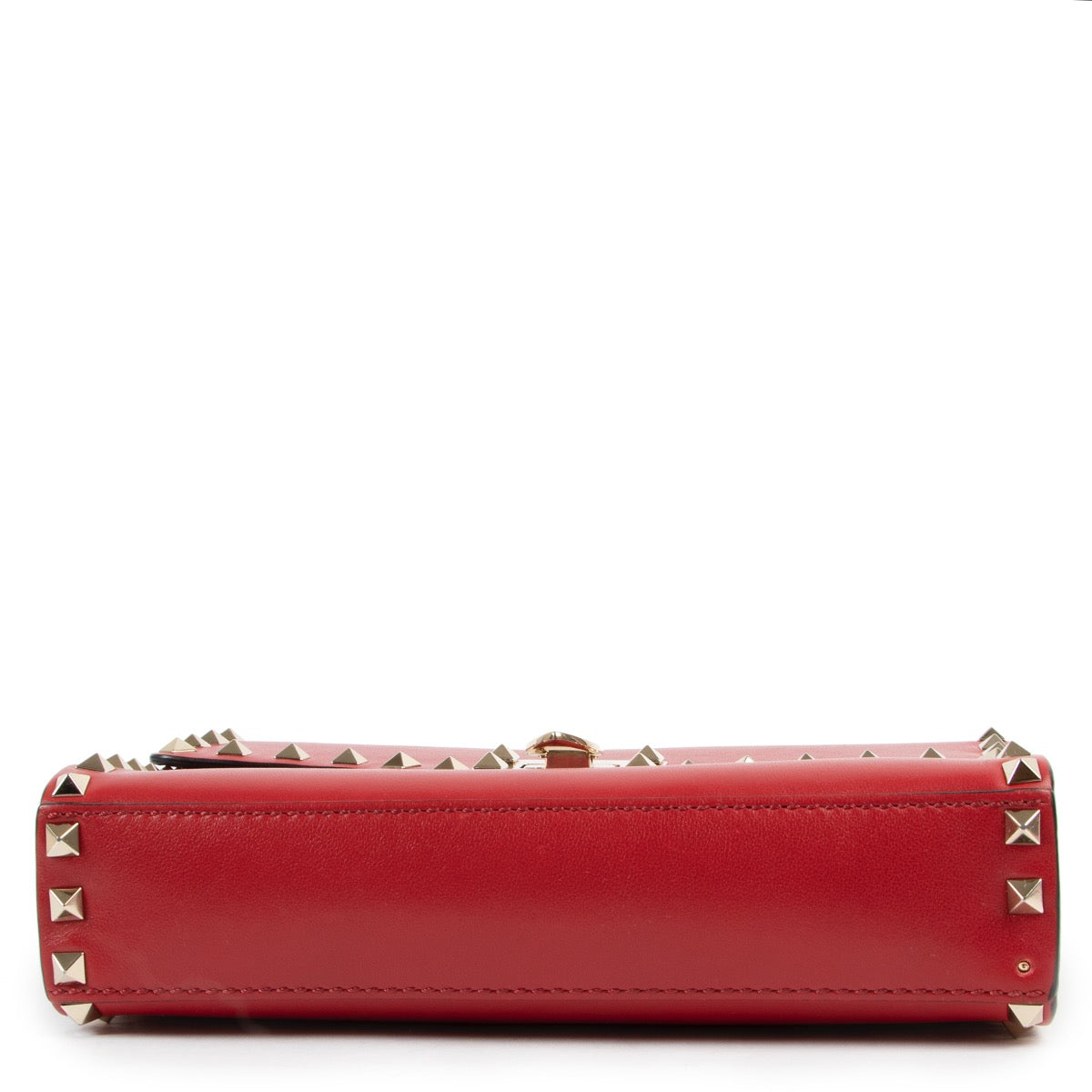 Shop safe online at Labellov in Antwerp this 100% authentic second hand Valentino Garavani Red Leather Rockstud Crossbody