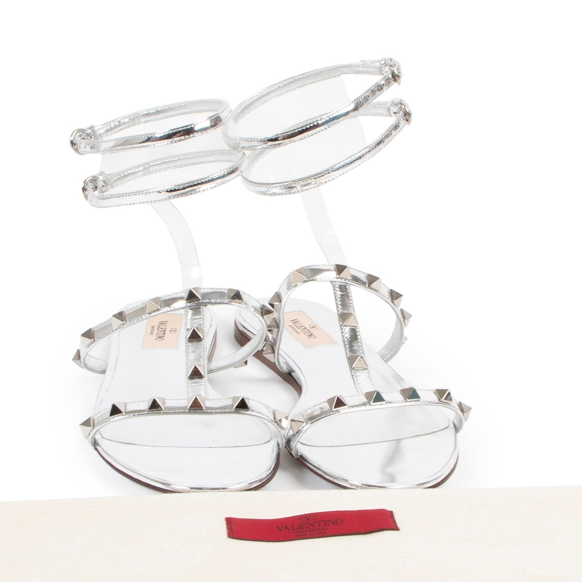 Shop safe online at Labellov in antwerp this 100% authentic second hand Valentino Silver Rockstud Sandals - Size 38,5