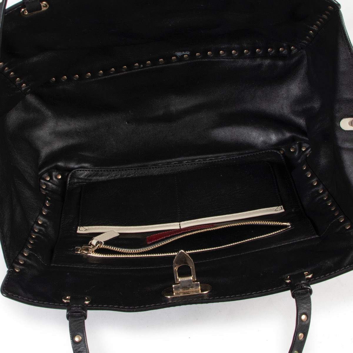Valentino Garavani Bicolor Rockstud Tote for the best price at Labellov secondhand luxury in Antwerp Belgium. Koop en verkoop uw authentieke designer tassen aan de beste prijs.