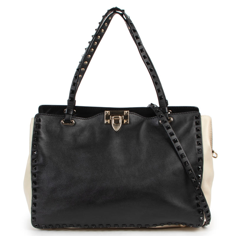 Valentino Garavani Bicolor Rockstud Tote for the best price at Labellov secondhand luxury in Antwerp Belgium. Koop en verkoop uw authentieke designer tassen aan de beste prijs.