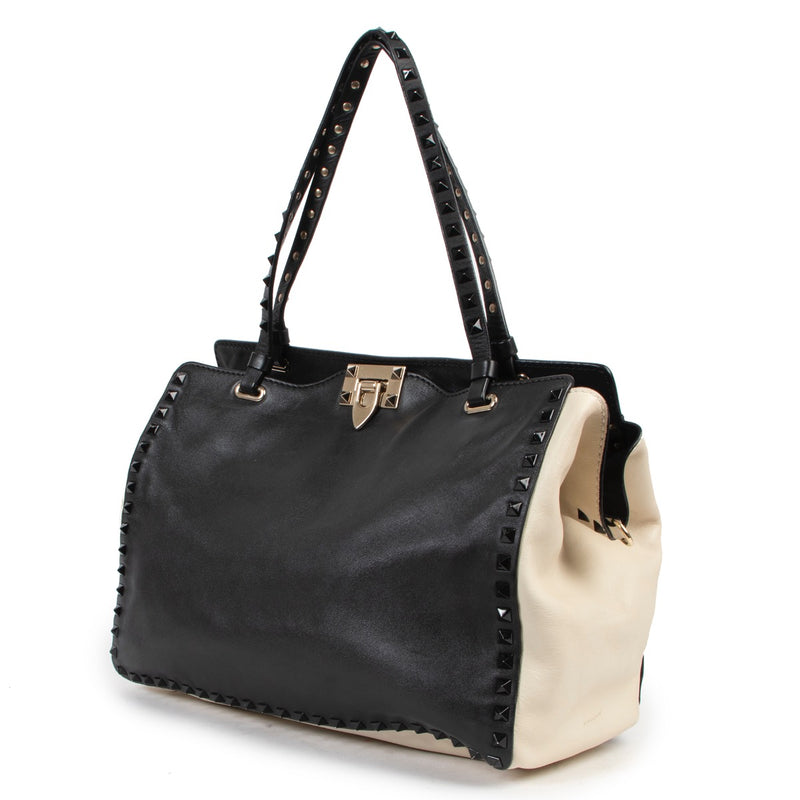 Valentino Garavani Bicolor Rockstud Tote for the best price at Labellov secondhand luxury in Antwerp Belgium. Koop en verkoop uw authentieke designer tassen aan de beste prijs.
