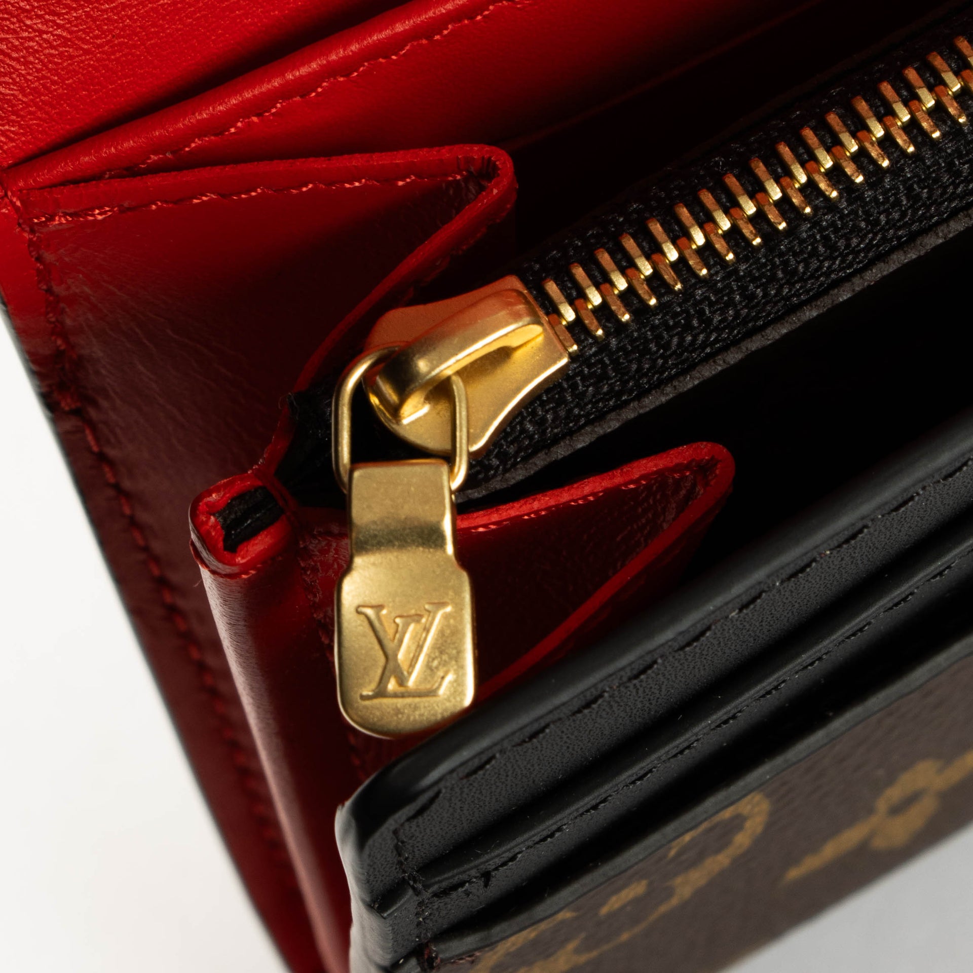 Shop the authentic Louis Vuitton Monogram Sarah Tuileries Wallet second hand on Labellov.com
