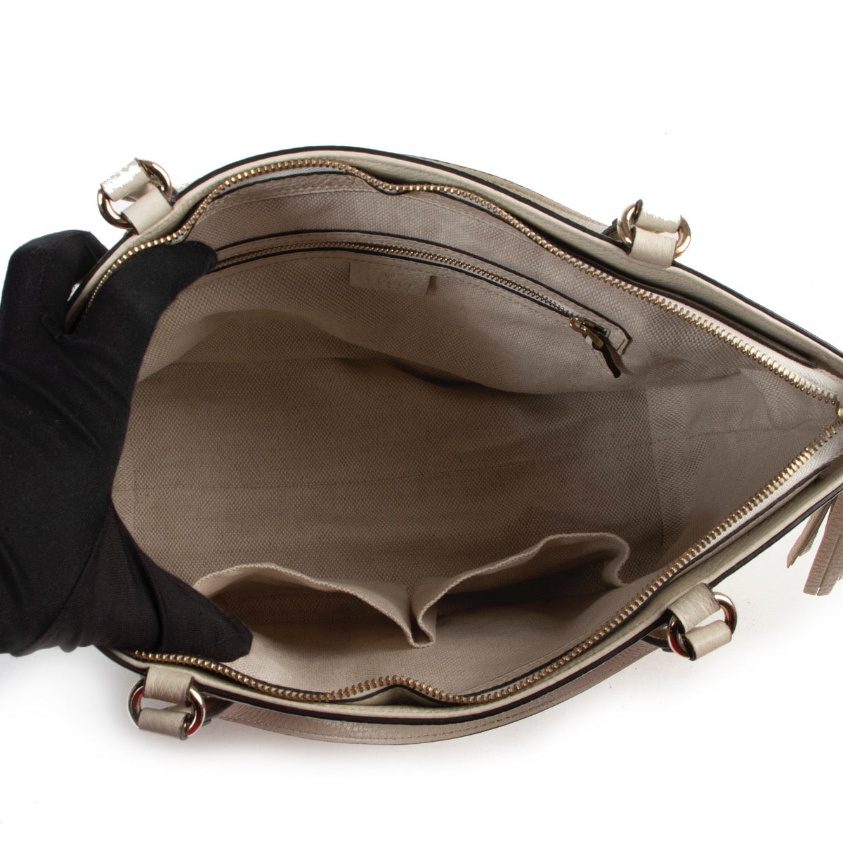 Wear this Gucci Soho Beige Top Handle bag with a casual outfit and you are ready to go. This Gucci Soho Beige Top Handle bag is available at Labellov for a reasonable price and in very good condition.