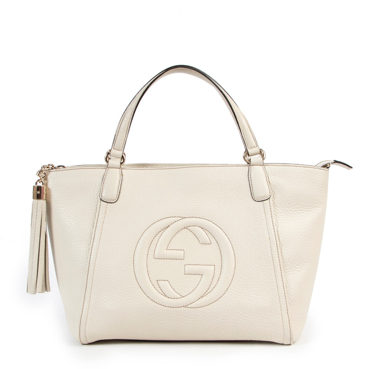 Wear this Gucci Soho Beige Top Handle bag with a casual outfit and you are ready to go. This Gucci Soho Beige Top Handle bag is available at Labellov for a reasonable price and in very good condition.