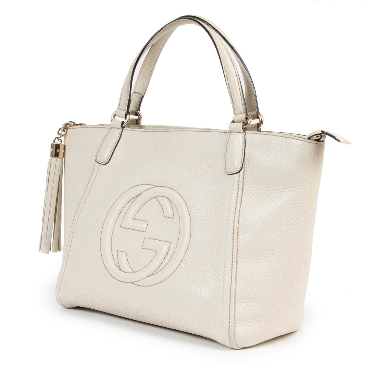 Wear this Gucci Soho Beige Top Handle bag with a casual outfit and you are ready to go. This Gucci Soho Beige Top Handle bag is available at Labellov for a reasonable price and in very good condition.
