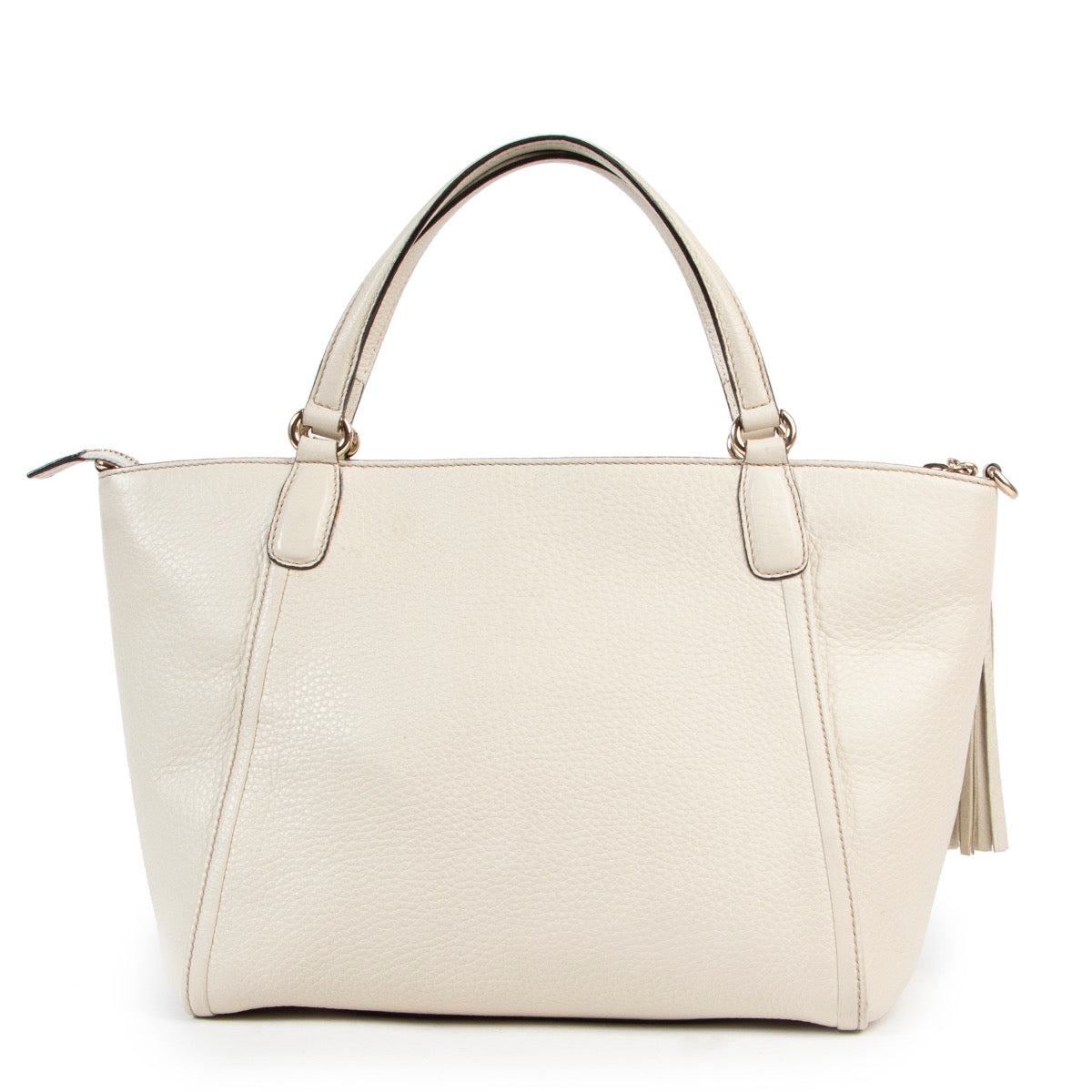 Wear this Gucci Soho Beige Top Handle bag with a casual outfit and you are ready to go. This Gucci Soho Beige Top Handle bag is available at Labellov for a reasonable price and in very good condition.