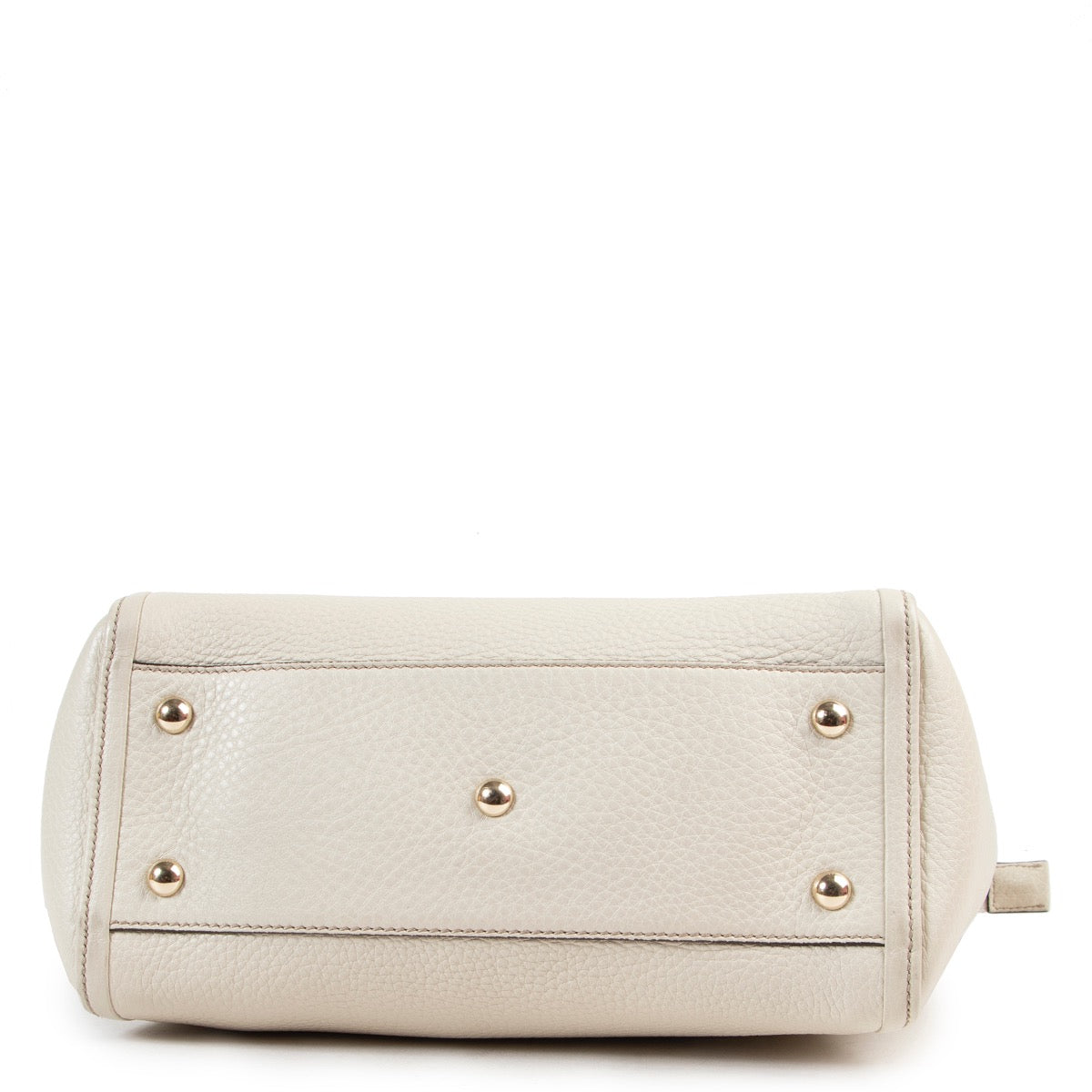 Wear this Gucci Soho Beige Top Handle bag with a casual outfit and you are ready to go. This Gucci Soho Beige Top Handle bag is available at Labellov for a reasonable price and in very good condition.