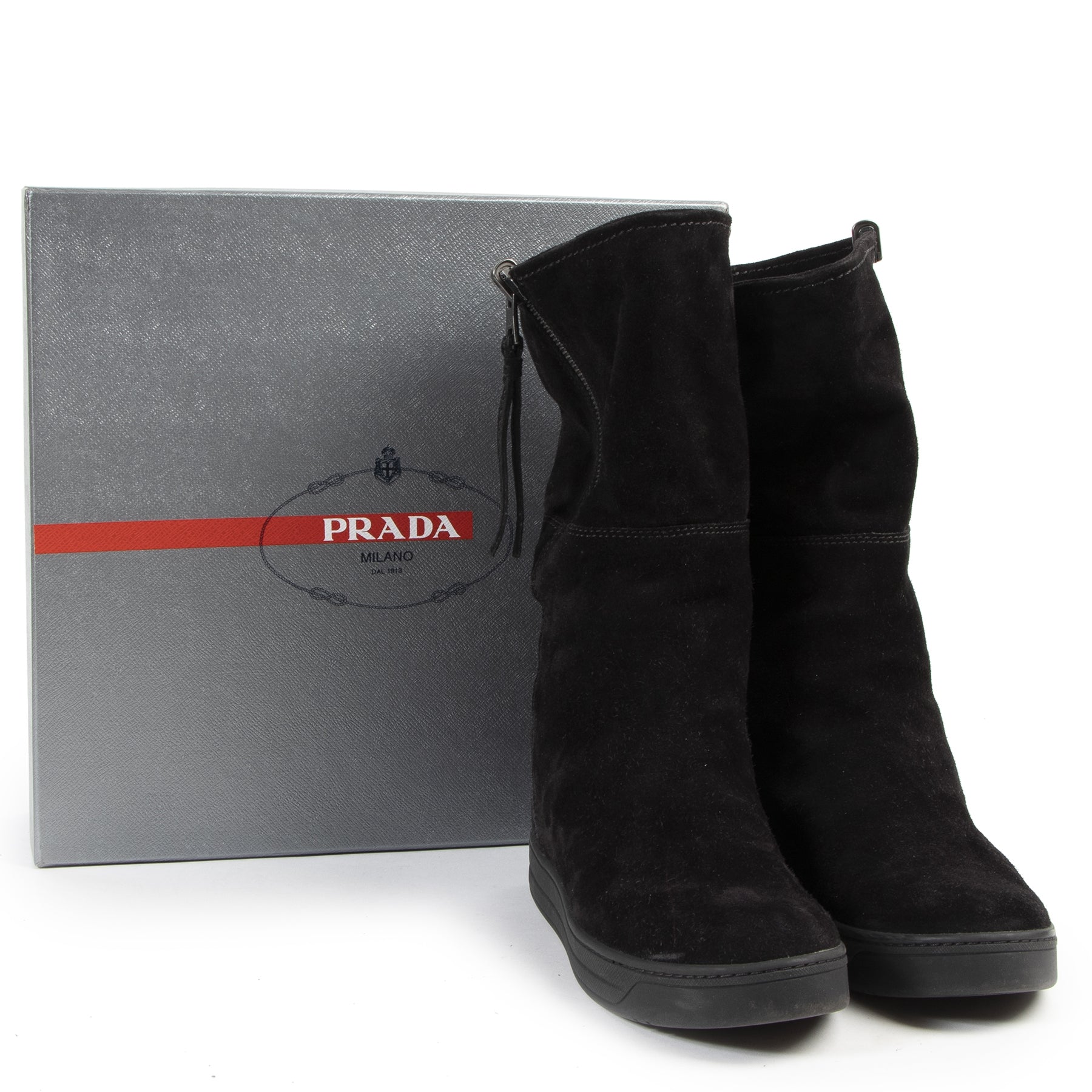 Prada Black Suede Boots - size 37.5 pour le meilleur prix chez Labellov à Anvers Belgique
