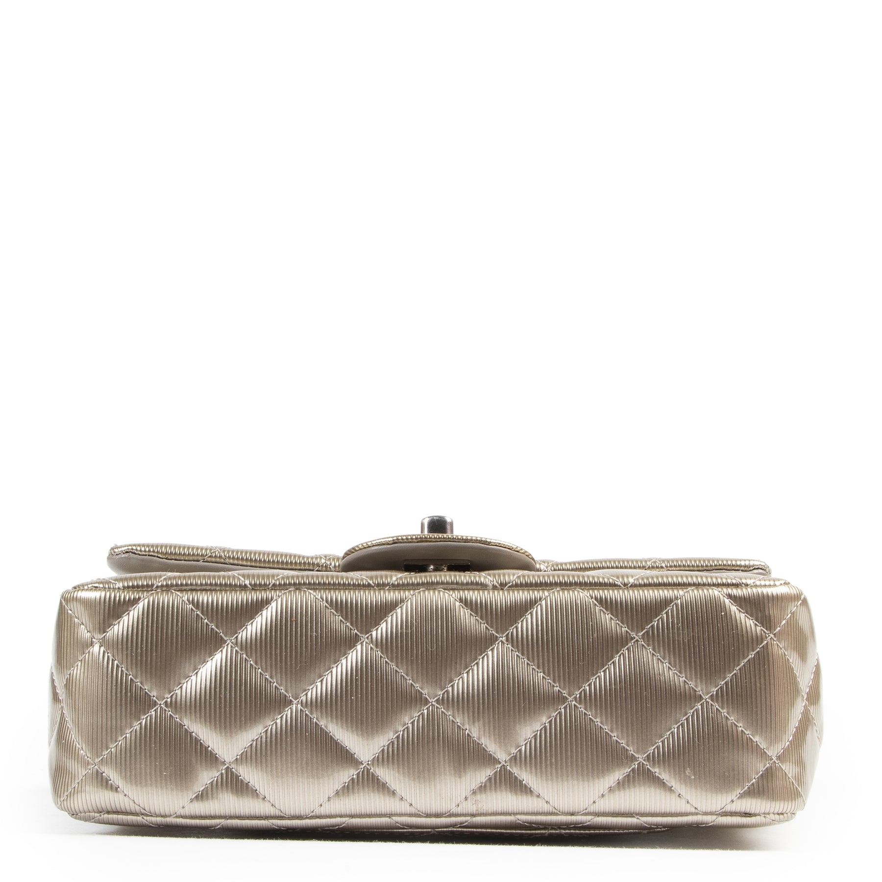 Chanel Quilted Striated Metallic Patent Mini Classic Single Flap Bag pour le meilleur prix chez Labellov à Anvers