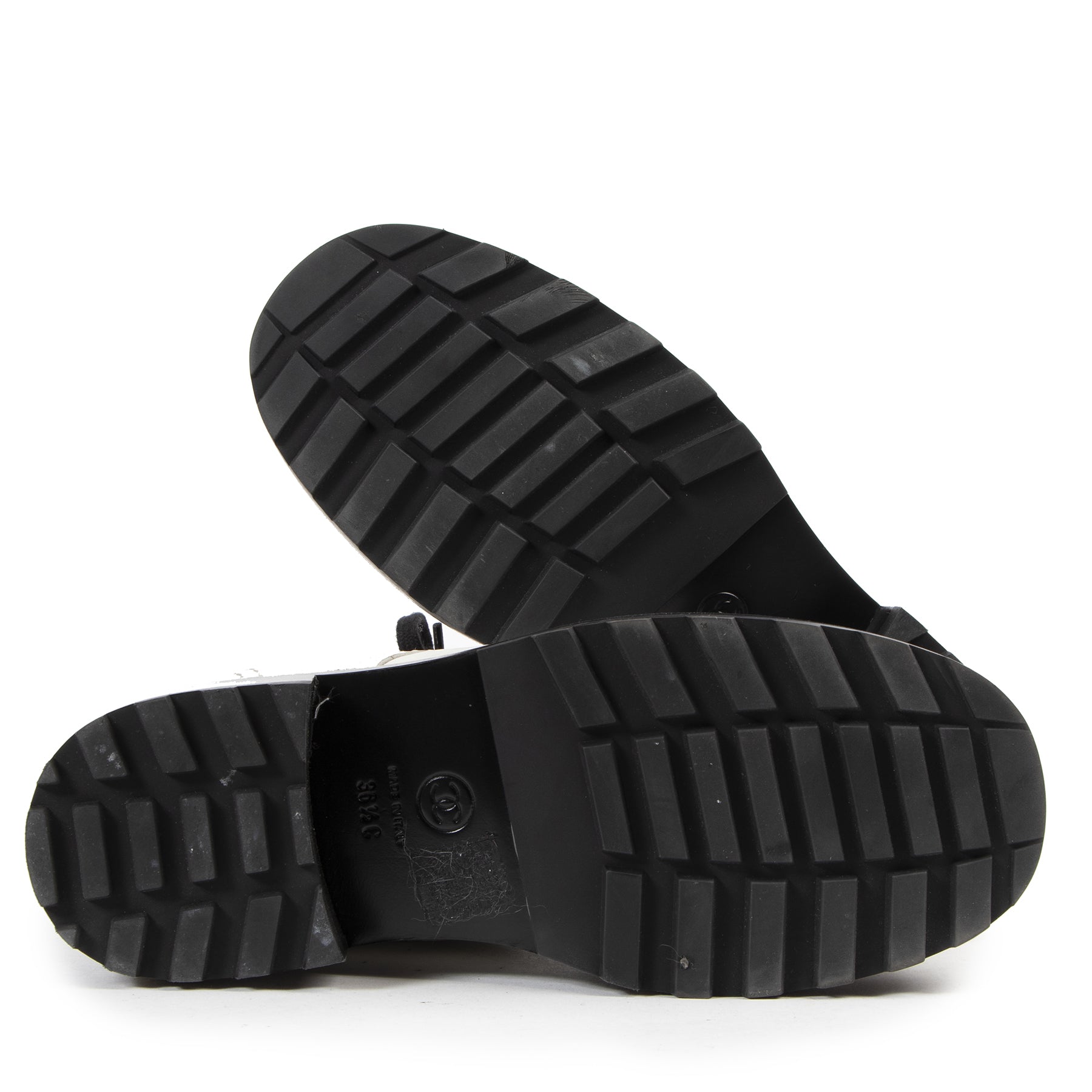 Chanel Black and White Combat Boots kopen in Antwerpen aan de beste prijs bij Labellov