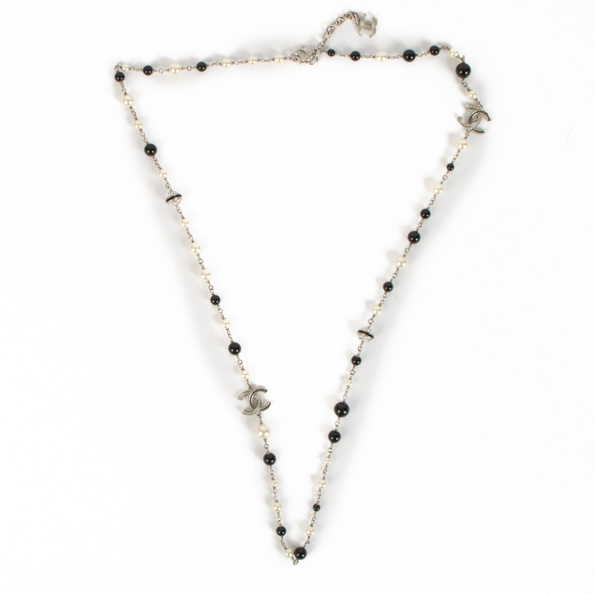 Collier Chanel 18V perles, argent et cristaux CC