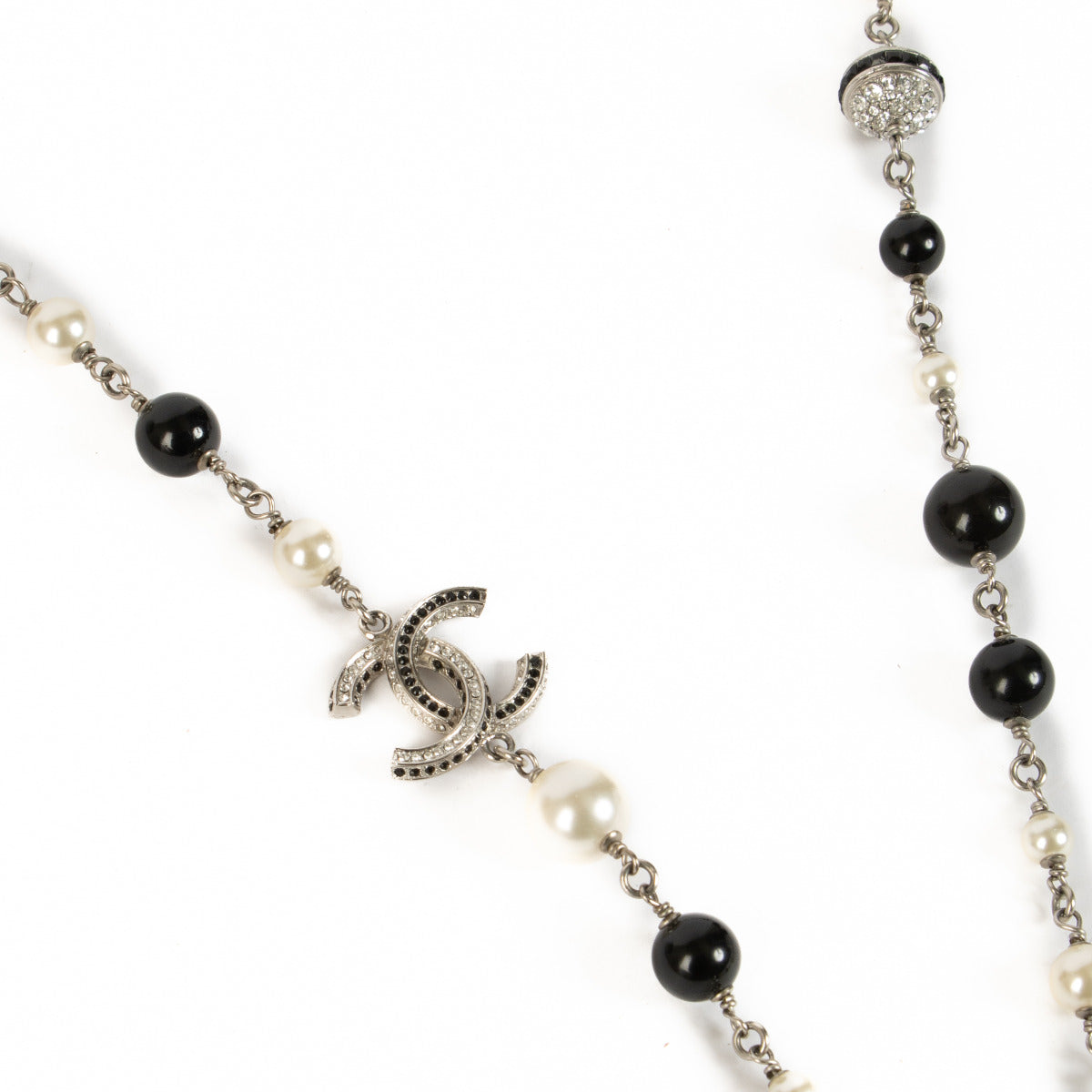 Collier Chanel 18V perles, argent et cristaux CC