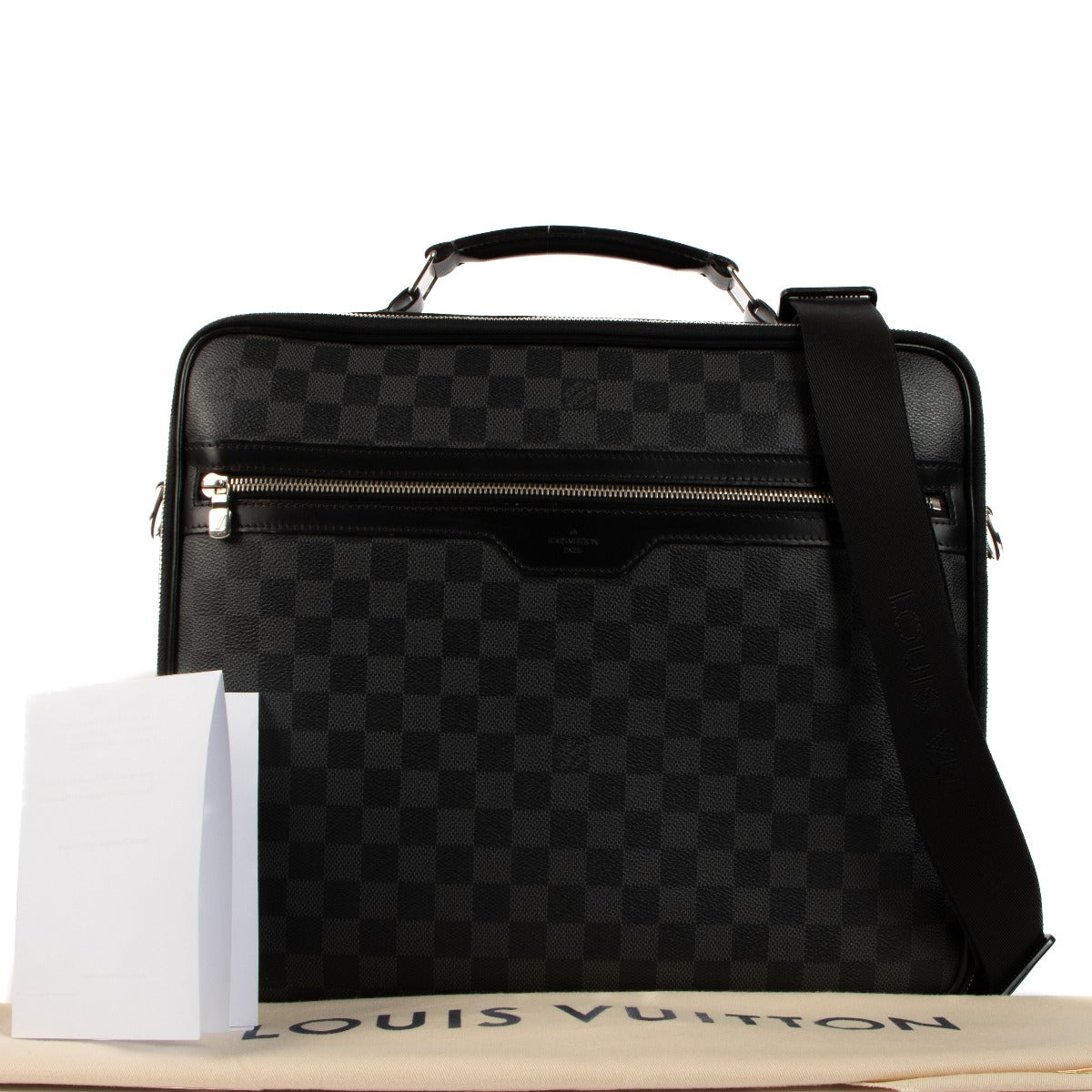 Buy and sell your Louis Vuitton Steeve Laptop Bag Damier Graphite for the best price at Labellov. Koop en verkoop uw authentieke Louis Vuitton designer handtassen en accessoires. Acheter sacs de Louis Vuitton en ligne.