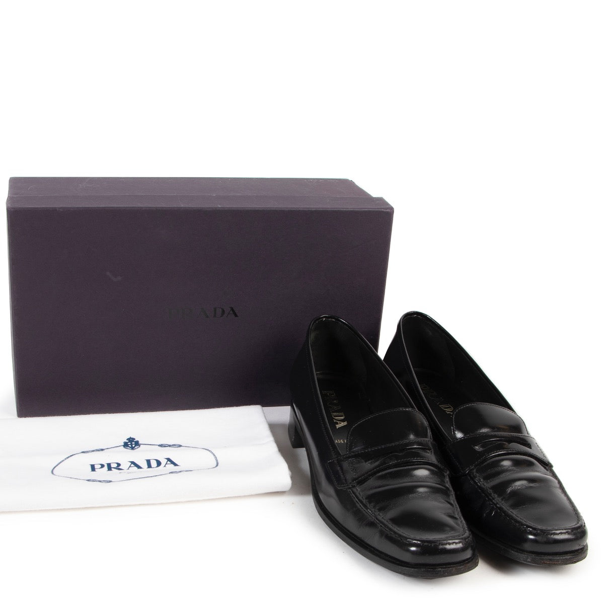 Veilig online kopen van authentieke zwarte Prada loafers in maat 39,5 in goede conditie.