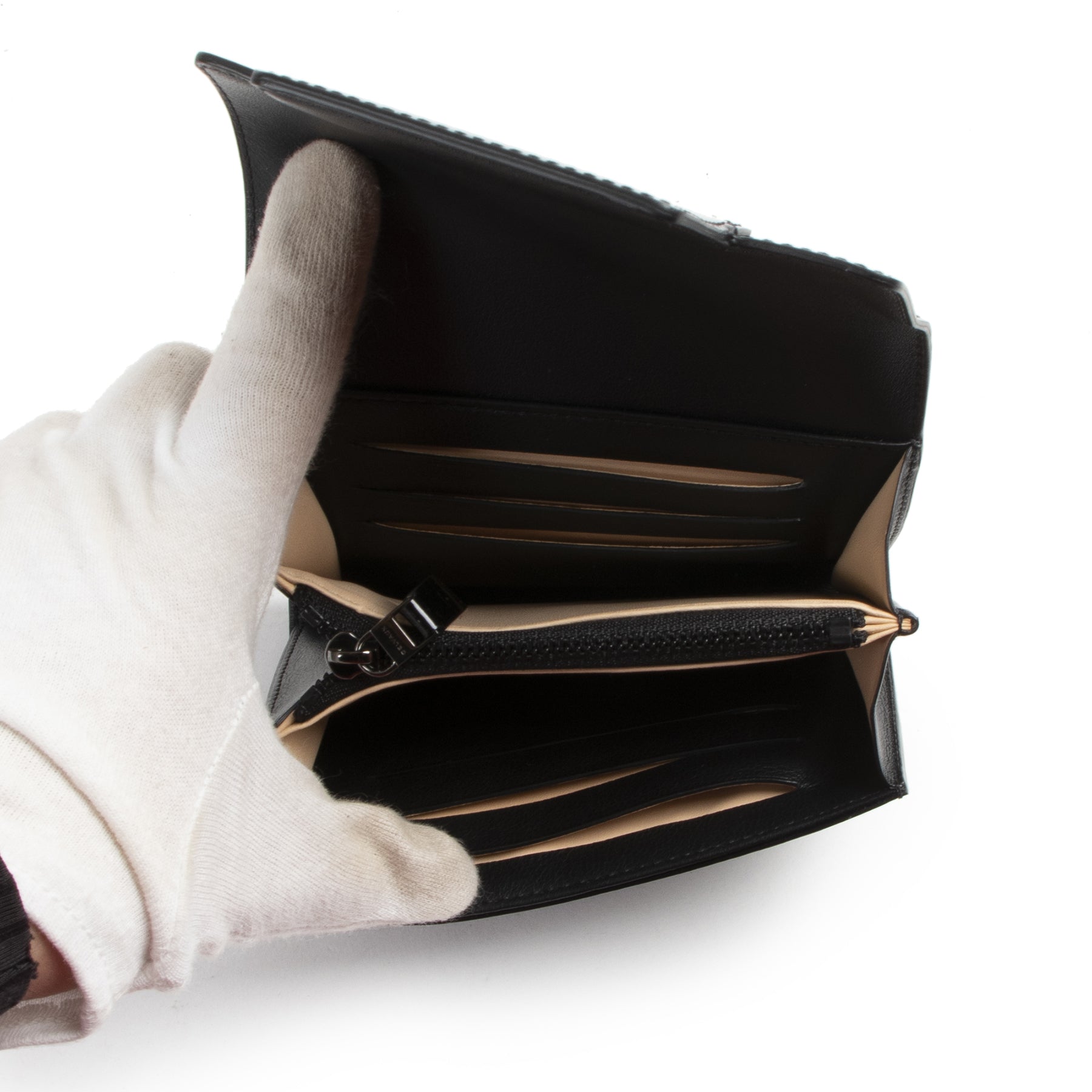 Koop luxe accessoires van merken zoals Delvaux steeds aan de beste prijs bij Labellov tweedehands luxe