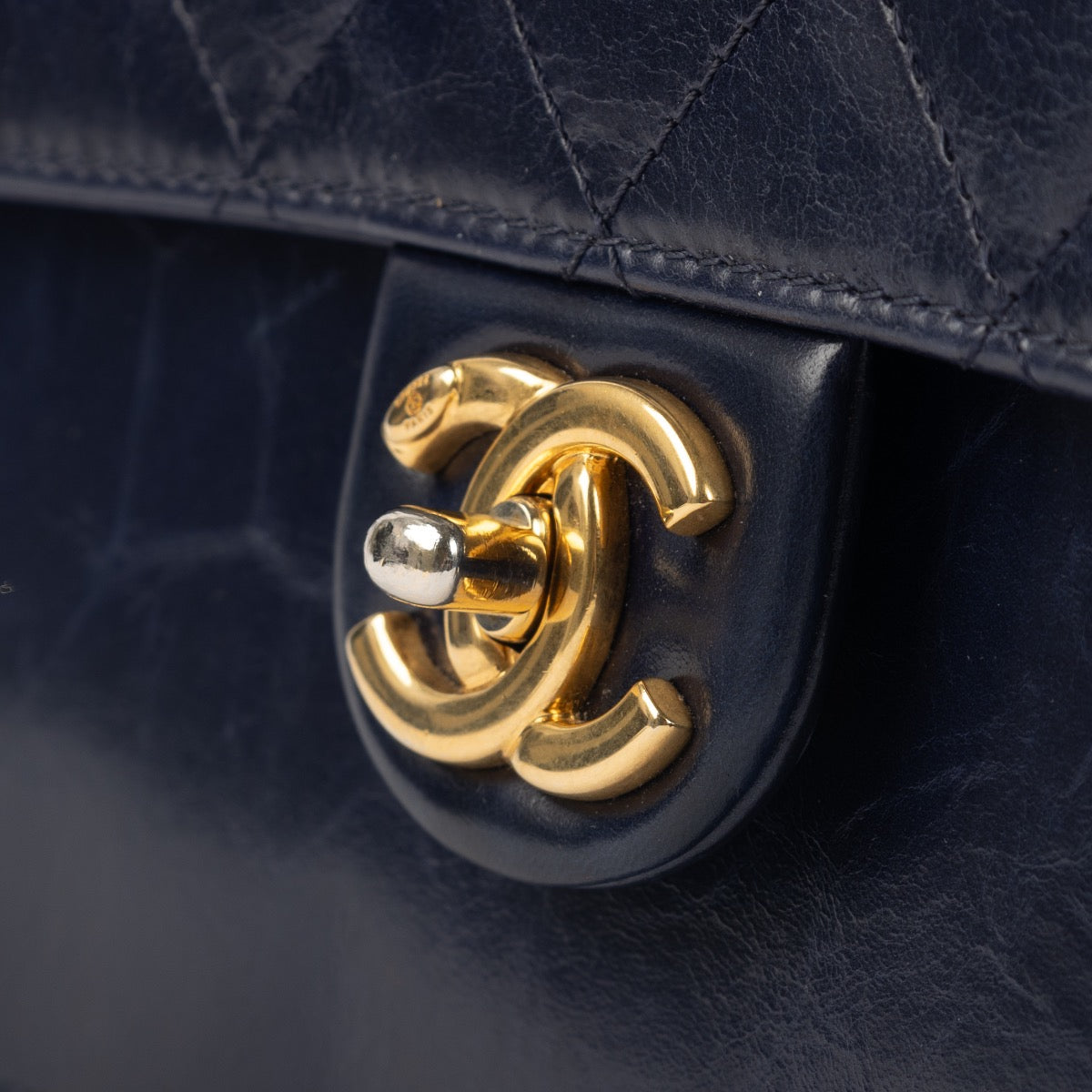 Shop safe online at Labellov in Antwerp, Brussels and Knokke this 100% authentic second hand Chanel Blue Aged Calfskin Flap Bag