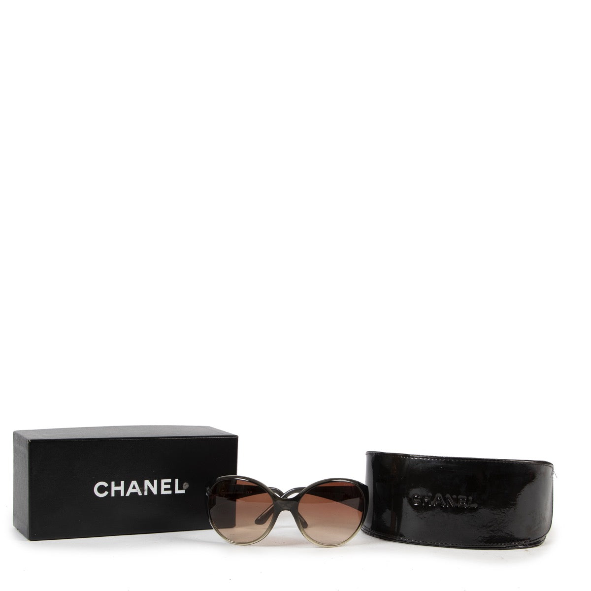 Veilig online kopen van authentieke Chanel donker grijze zonnebril bij Labellov.com.