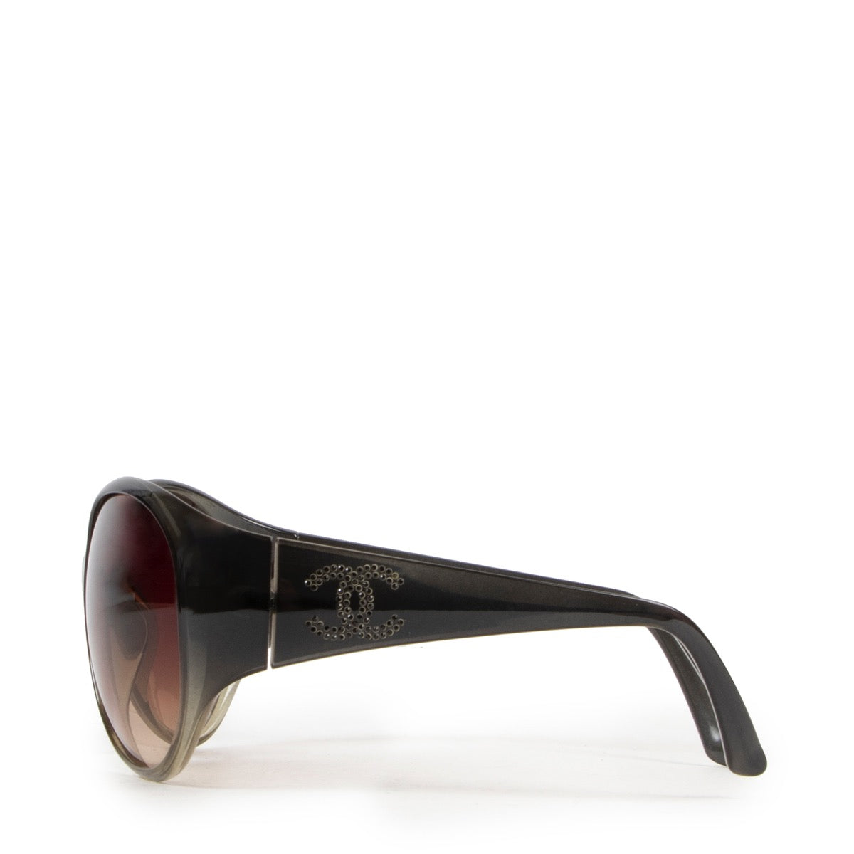 Achetez en ligne second main ces lunettes Chanel gris chez Labellov.com.
