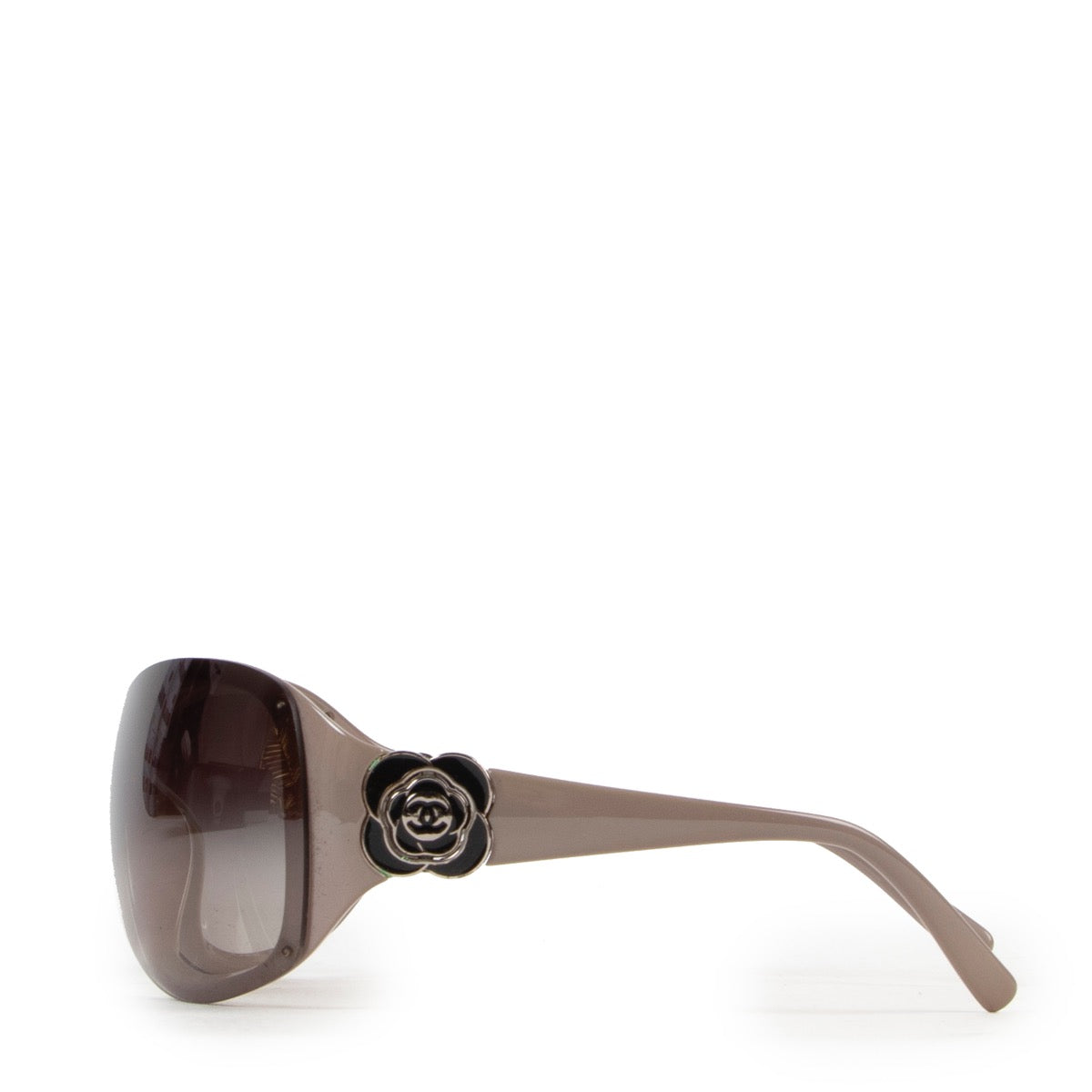 Achetez en ligne second main ces lunettes gris Chanel chez Labellov.com.