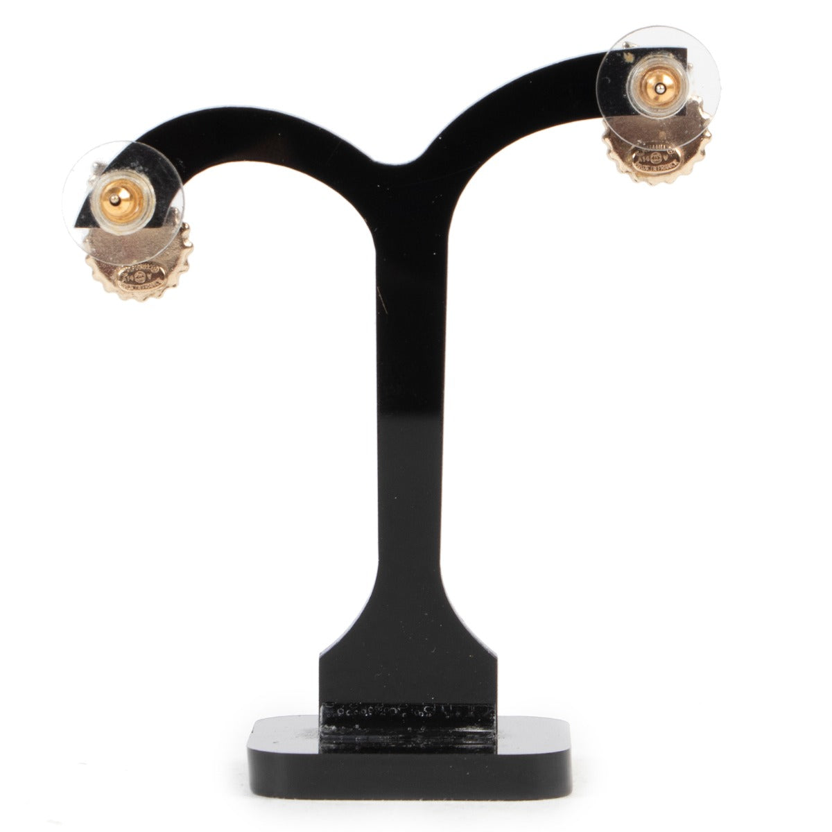 Buy authentic secondhand Chanel Black And Gold Enamel CC Ribbon Earrings at Labellov vintage fashion webshop for the lowest price. Koop authentieke tweedehands Chanel Black And Gold Enamel CC Ribbon Oorbellen bij Labellov vintage mode webshop aan de laags