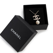 Buy authentic secondhandChanel Silver Crystal Twisted CC Pearl Drop Pendant Necklace at Labellov vintage fashion webshop for the lowest price. Koop authentieke tweedehands Chanel Silver Crystal Twisted CC Pearl Drop Pendant ketting bij Labellov vintage m