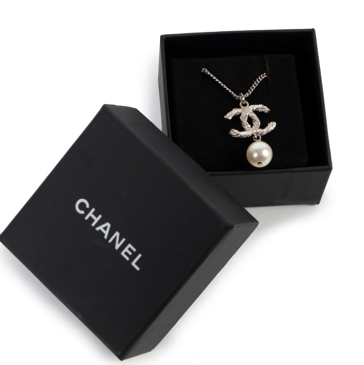 Buy authentic secondhandChanel Silver Crystal Twisted CC Pearl Drop Pendant Necklace at Labellov vintage fashion webshop for the lowest price. Koop authentieke tweedehands Chanel Silver Crystal Twisted CC Pearl Drop Pendant ketting bij Labellov vintage m