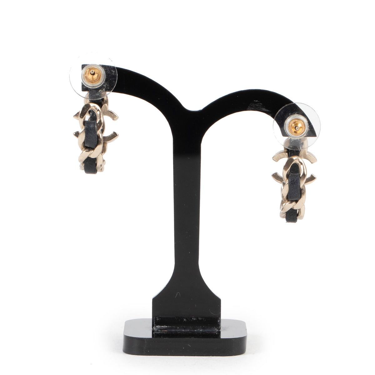 Buy these Chanel Black And Gold Lambskin CC Chain Hoop Earrings or other Chanel accessories at Labellov in store or online. Koop deze Chanel Black And Gold Lambskin CC Chain Hoop Earrings of andere Chanel accessories bij Labellov in de winkel of online.