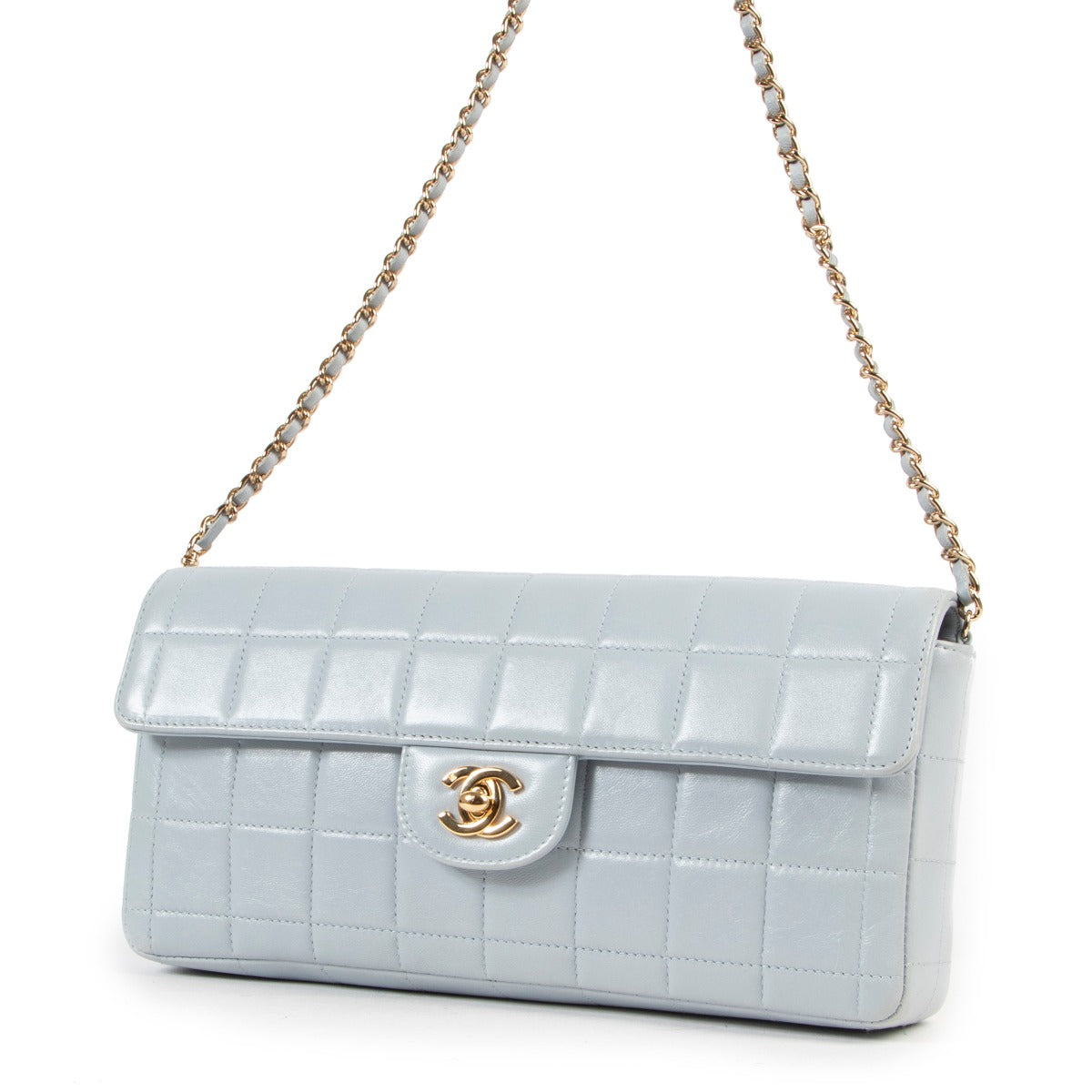 Designer bag by Chanel on luxury vintage site in very good condition